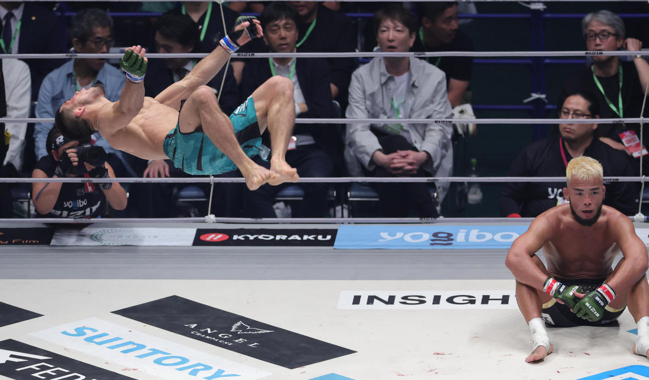 武田光司（右）に勝利しバック宙で喜ぶラジャブアリ・シェイドゥラエフ（撮影・野上伸悟）