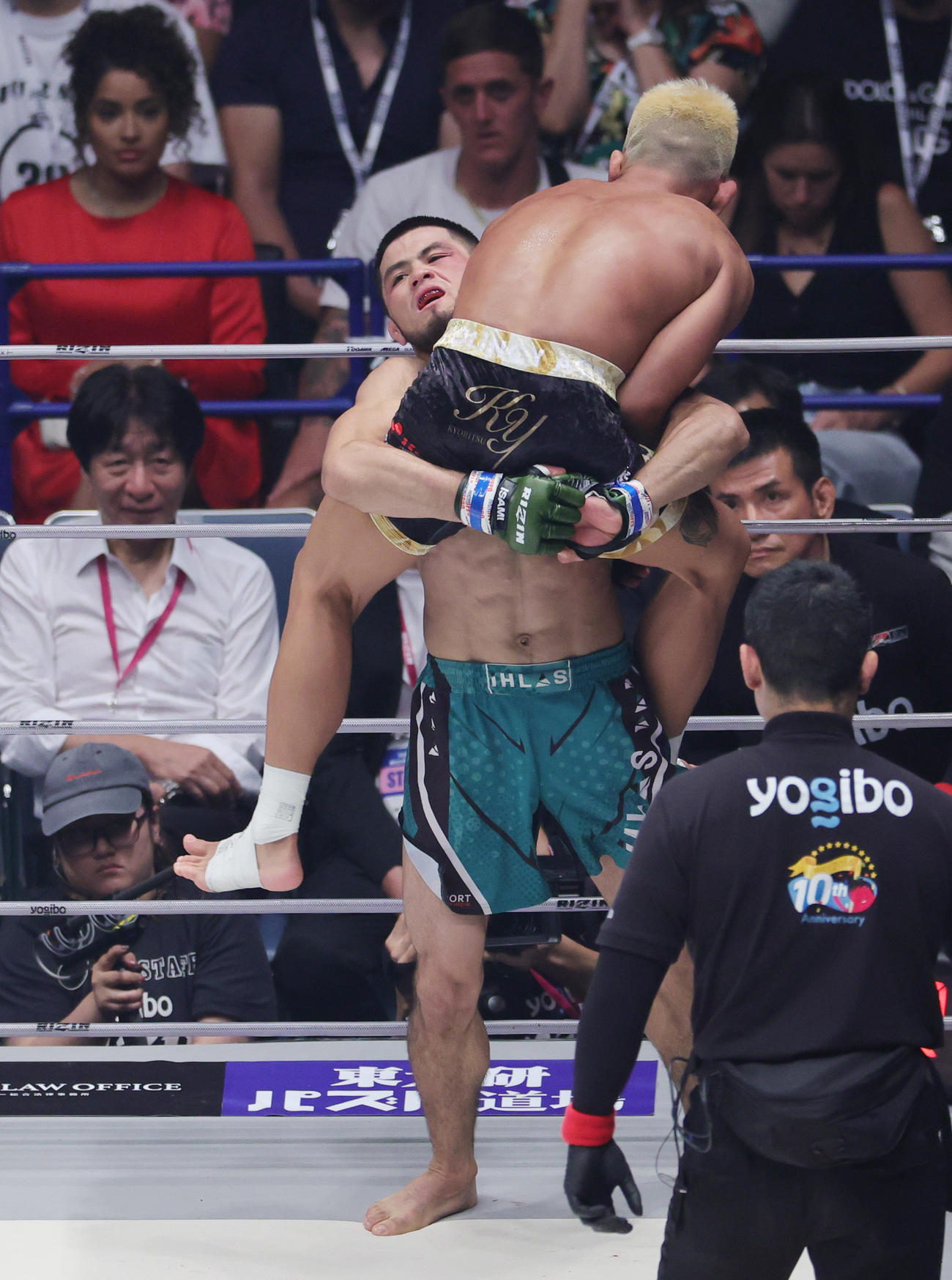 武田光司（手前）を持ち上げるラジャブアリ・シェイドゥラエフ（撮影・野上伸悟）