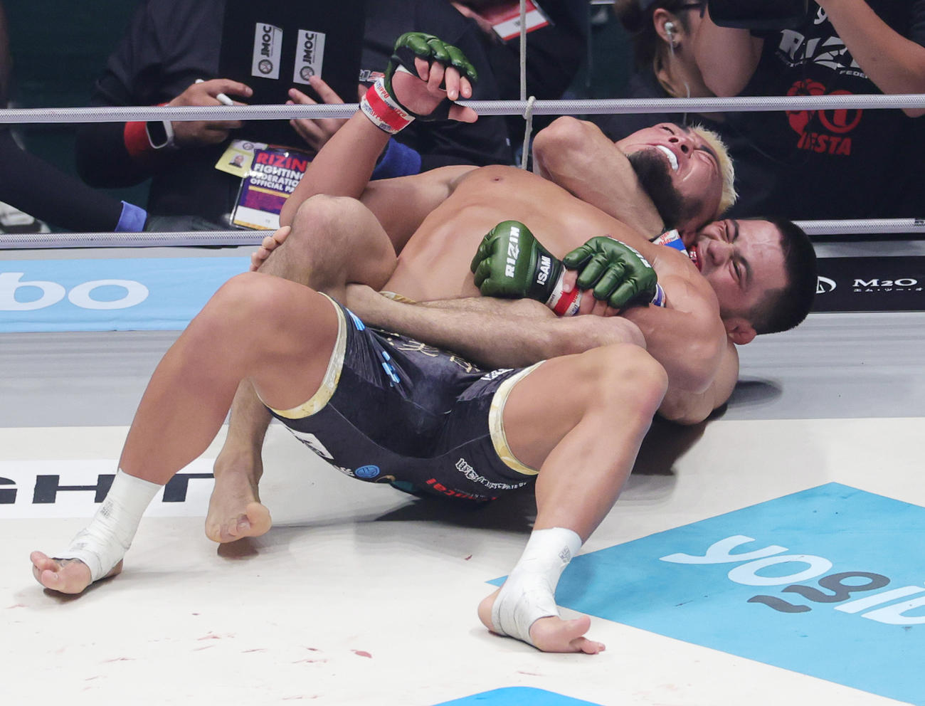 1回、武田光司（上）を締め上げギブアップを奪ったラジャブアリ・シェイドゥラエフ（撮影・野上伸悟）