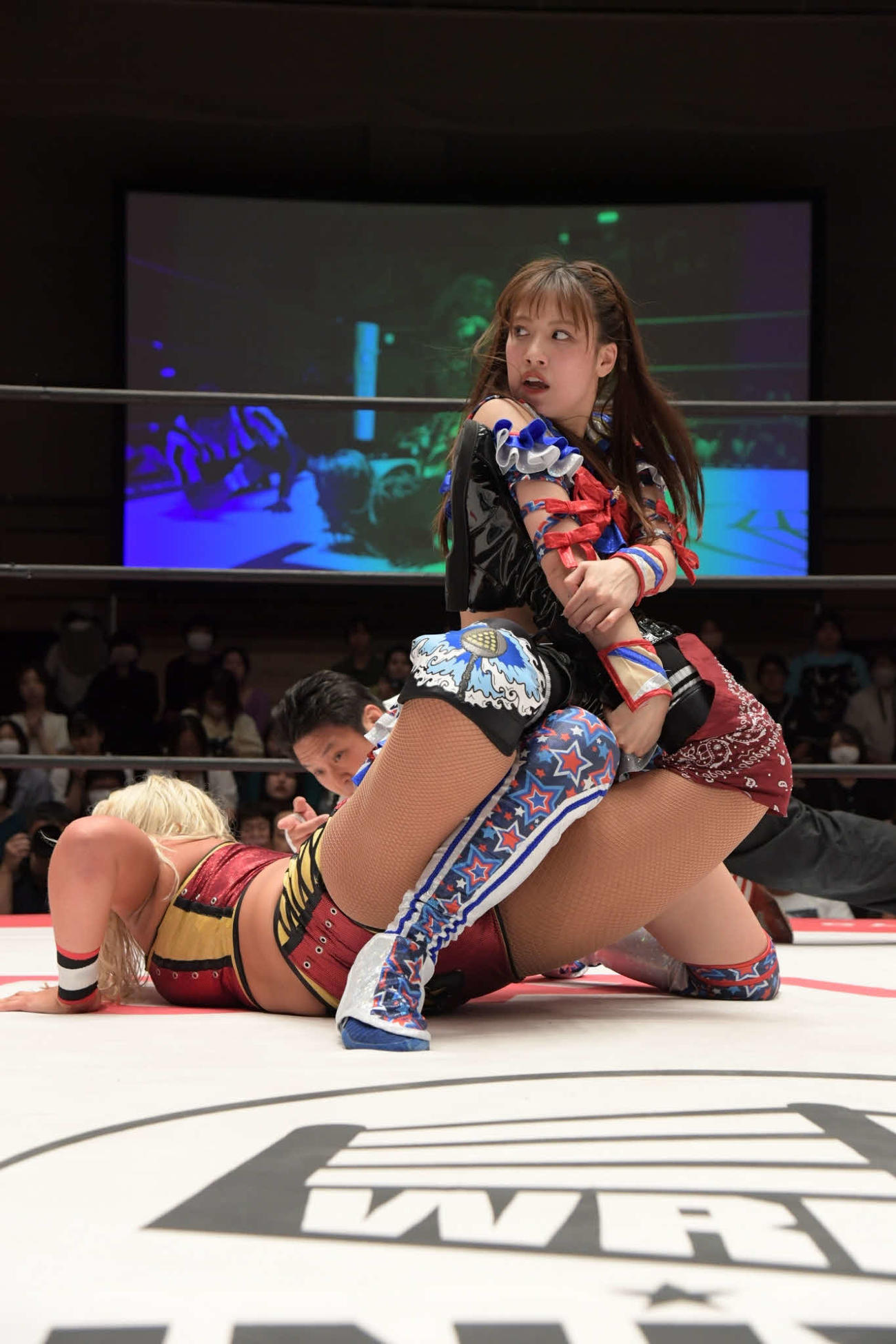 「TJPW PRISM　’24」でLAテイラーと死闘を繰り広げるSKE48荒井優希（C）東京女子プロレス