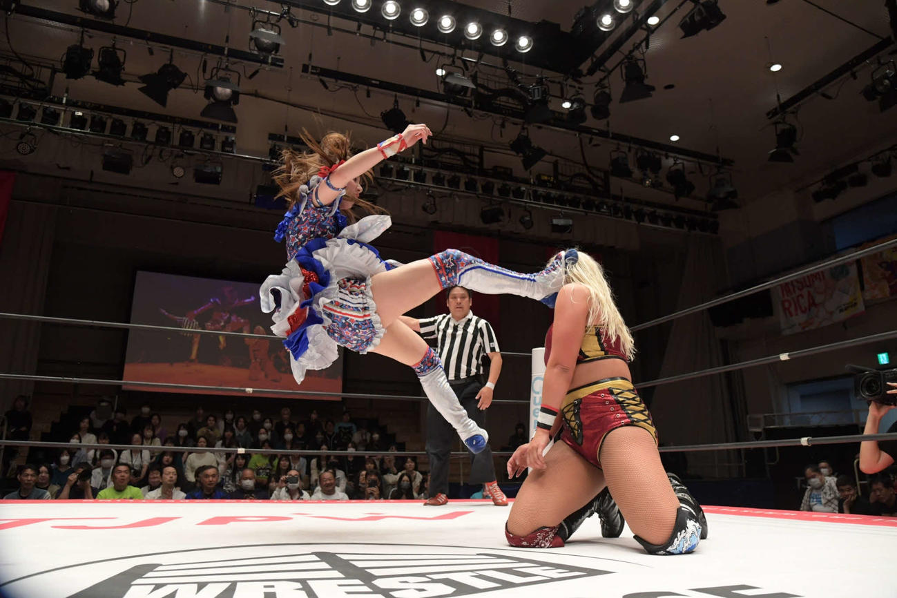 「TJPW PRISM　’24」でLAテイラー（右）と死闘を繰り広げるSKE48荒井優希（C）東京女子プロレス
