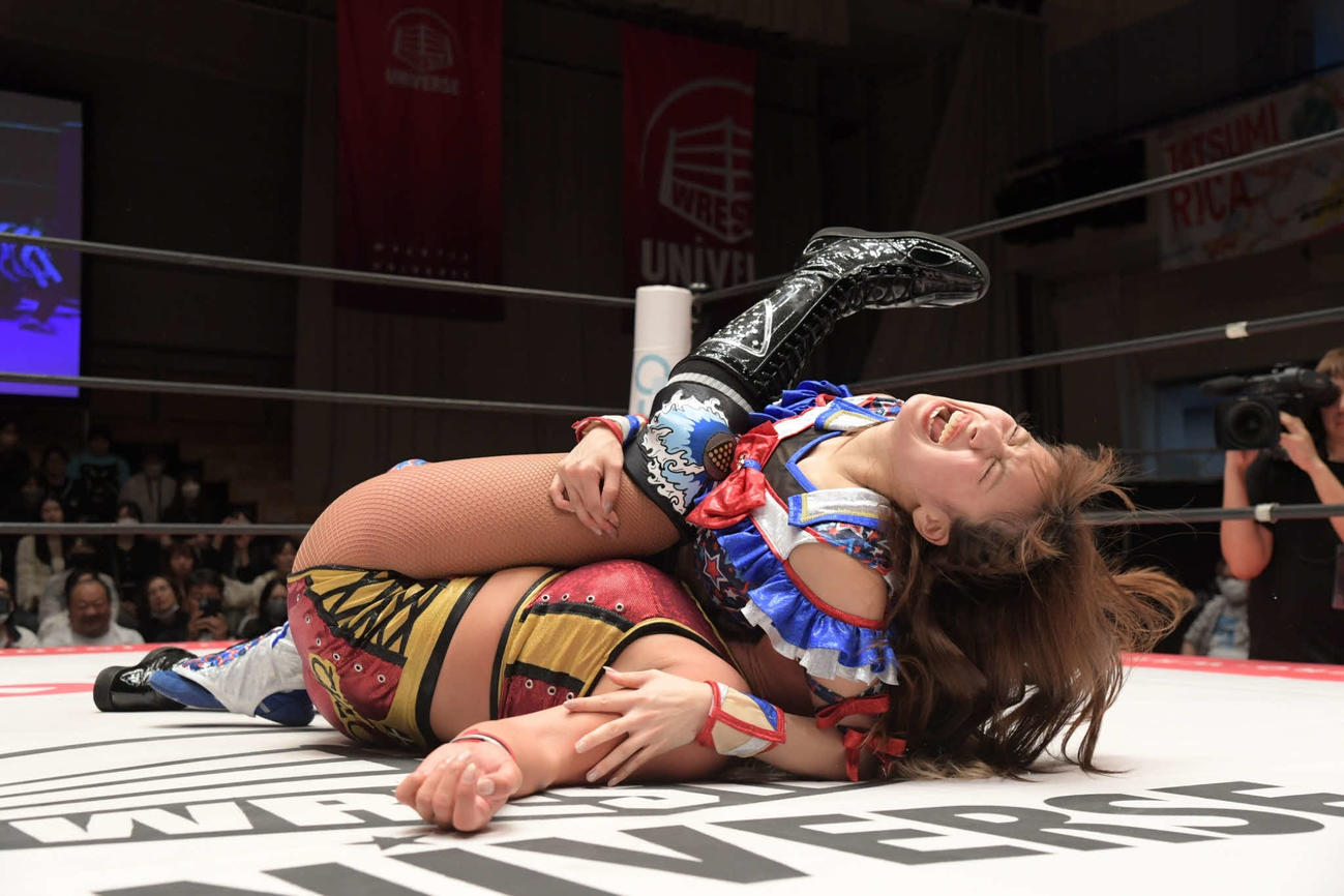 「TJPW PRISM　’24」でLAテイラーと死闘を繰り広げるSKE48荒井優希（C）東京女子プロレス