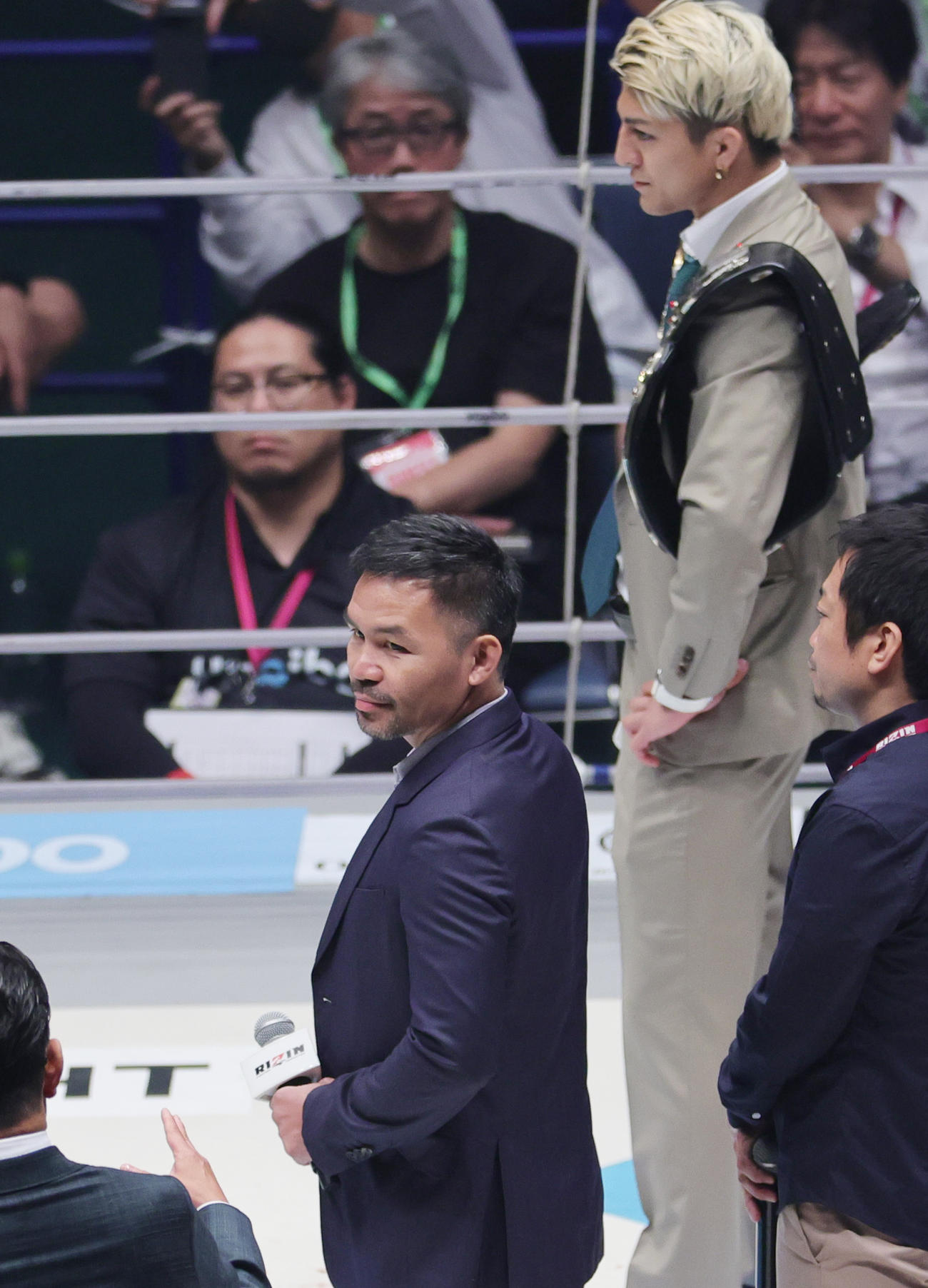 鈴木千裕（奥）との対戦を発表したマニー・パッキャオ（撮影・野上伸悟）