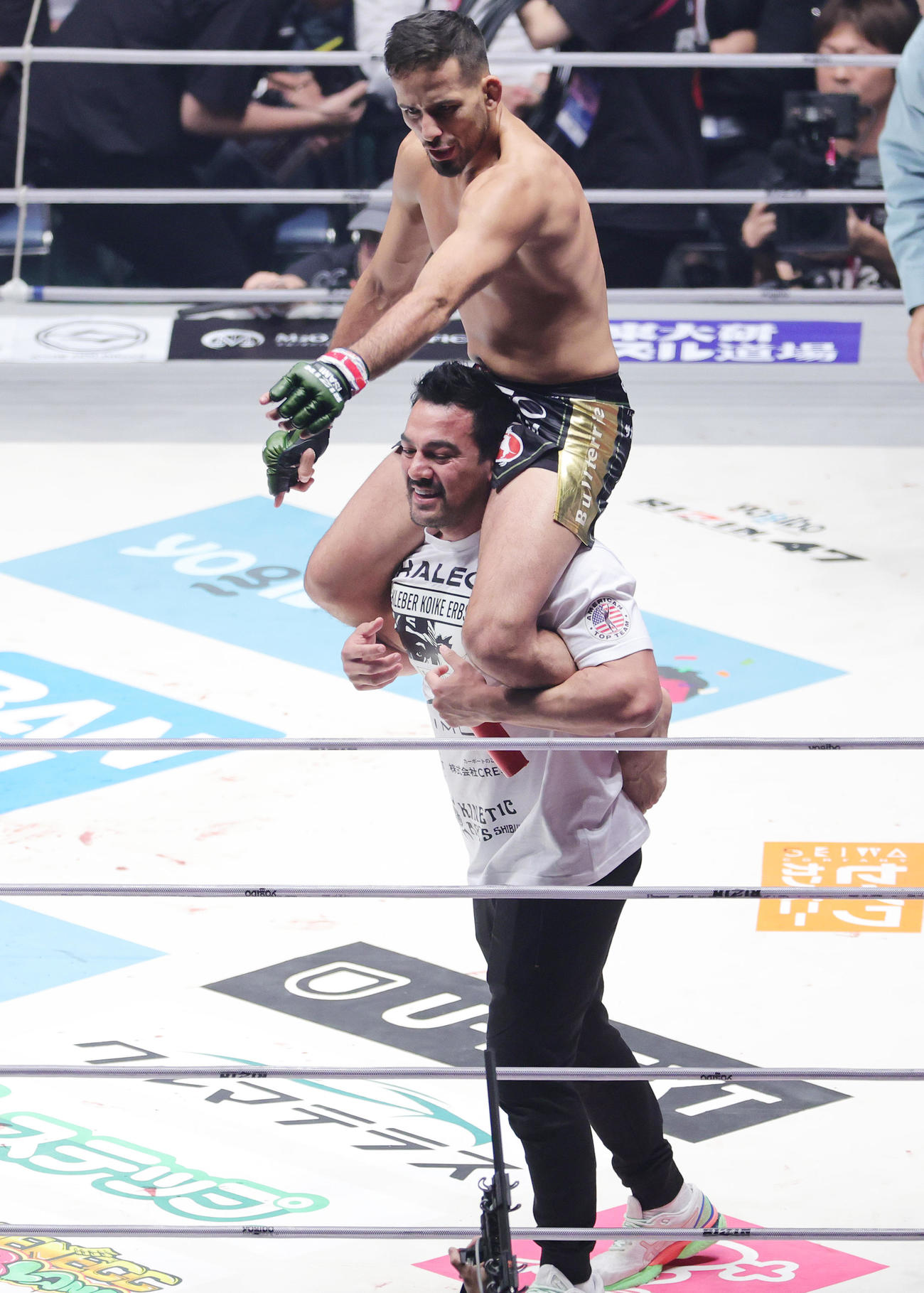 フアン・アーチュレッタに勝利し喜ぶクレベル・コイケ（撮影・野上伸悟）