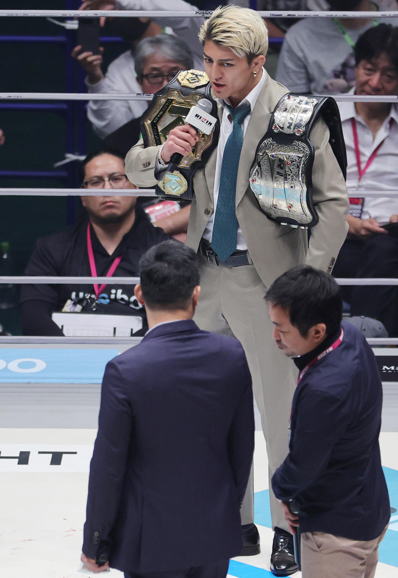 マニー・パッキャオ（手前）との対戦を発表した鈴木千裕（撮影・野上伸悟）