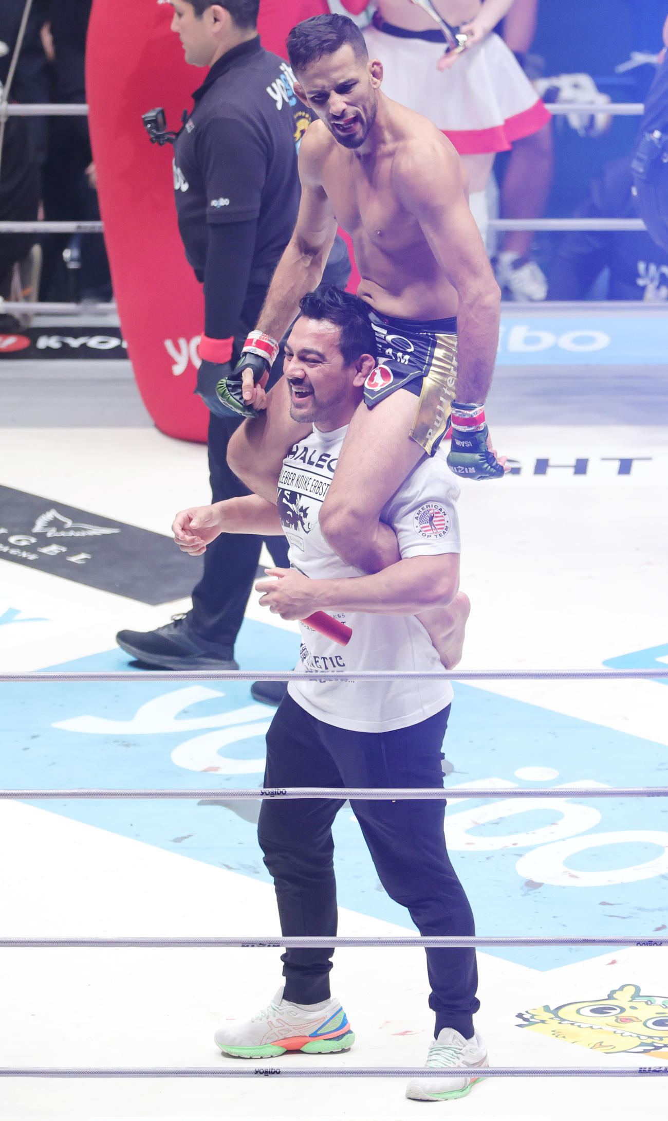 フアン・アーチュレッタに勝利し喜ぶクレベル・コイケ（撮影・野上伸悟）