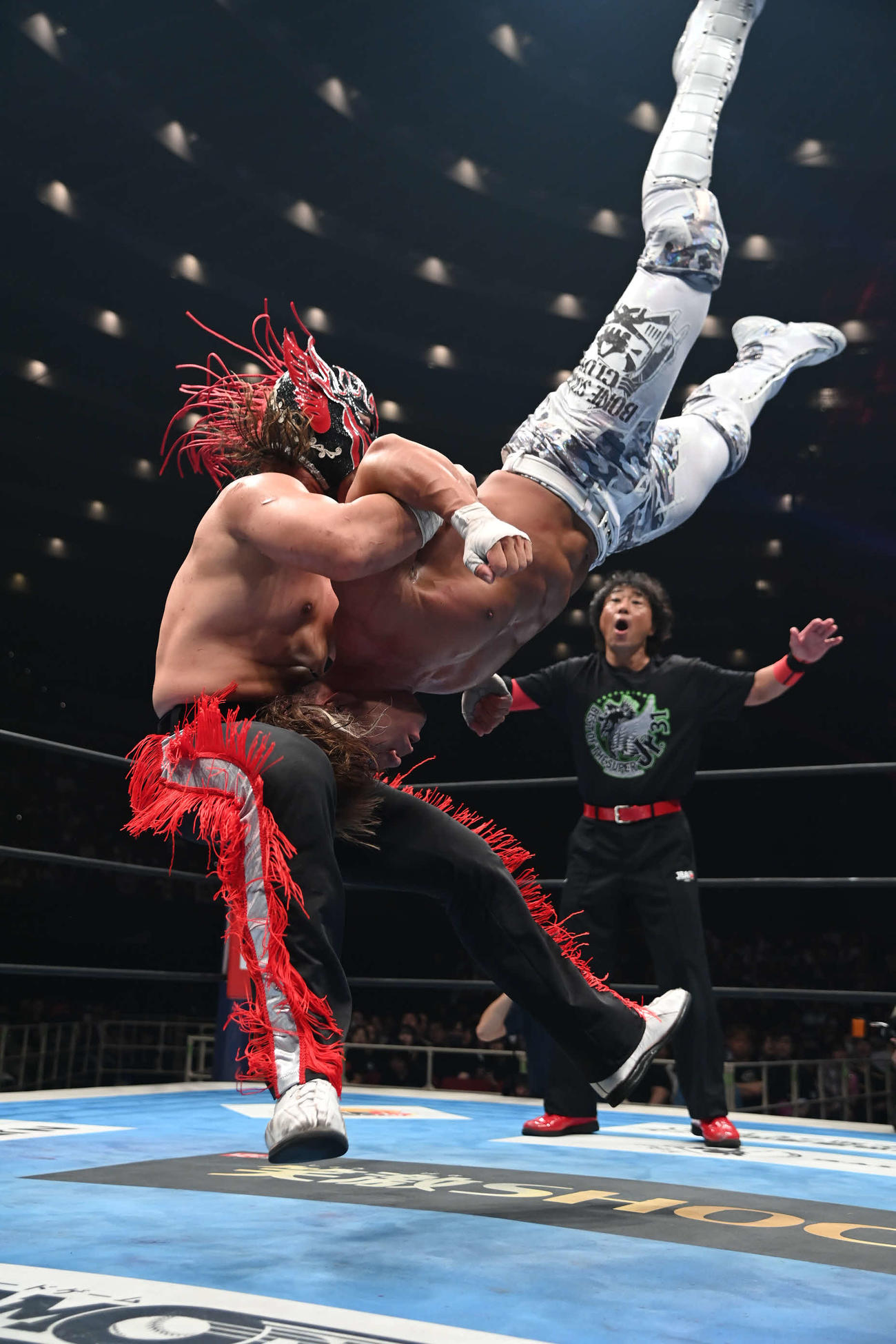 石森太二（右）にピンチェ・ロコを仕掛けるエル・デスペラード（新日本プロレス提供）