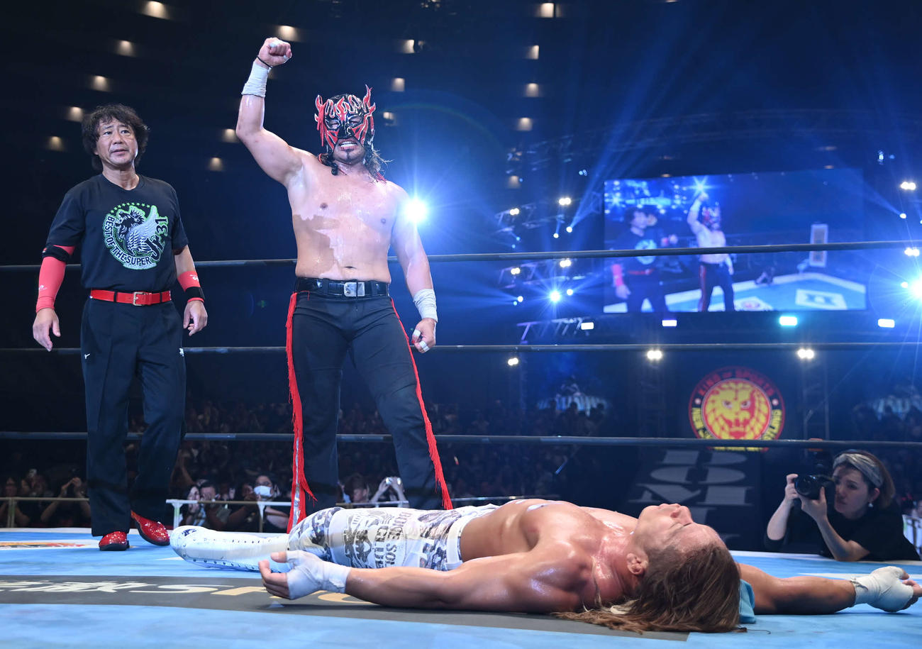 石森太二（手前）を下し、ベスト・オブ・スーパージュニアを初制覇したエル・デスペラード（新日本プロレス提供）