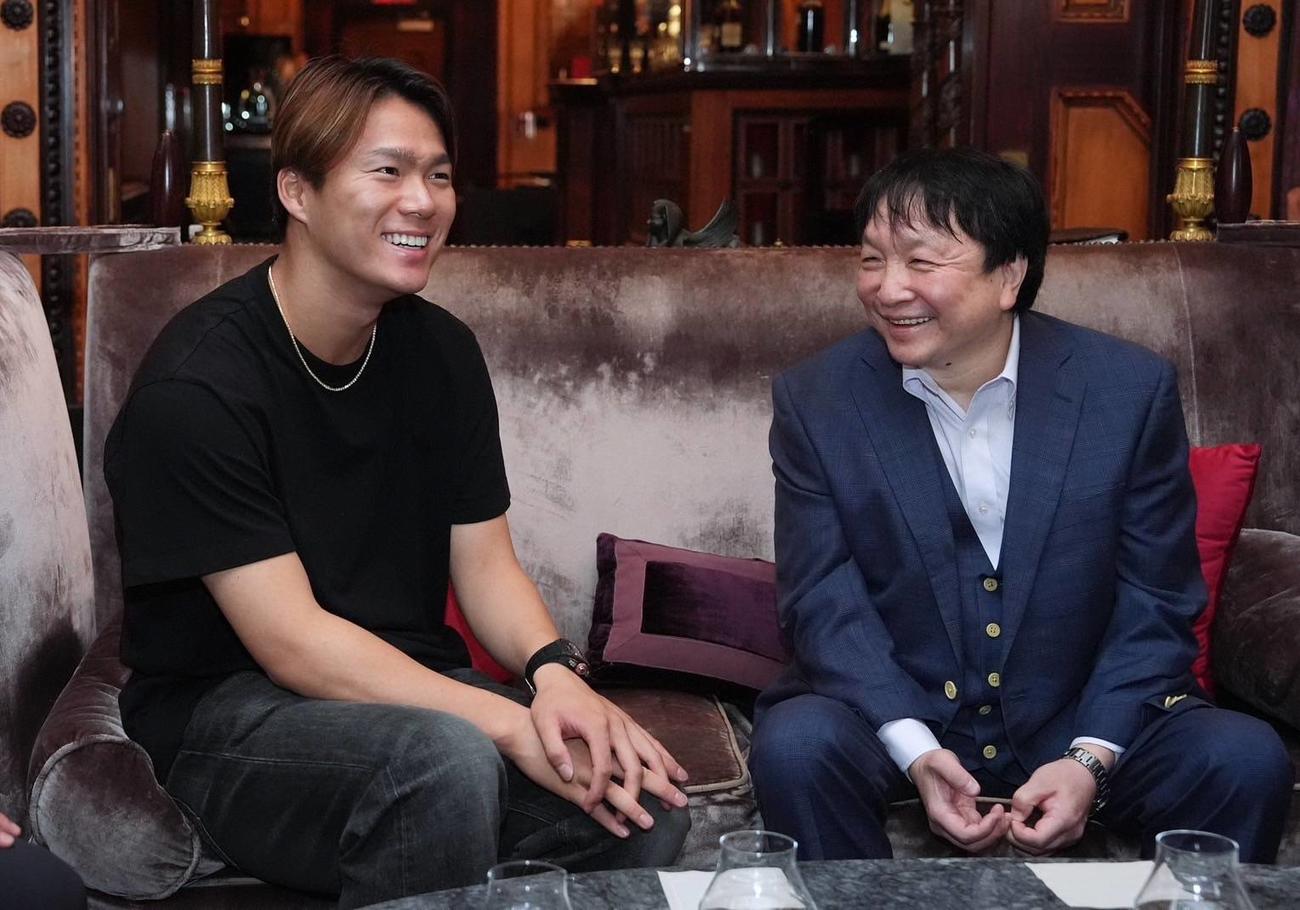 ドジャース山本由伸投手（左）と談笑する大橋ジムの大橋秀行会長（大橋ジム提供）