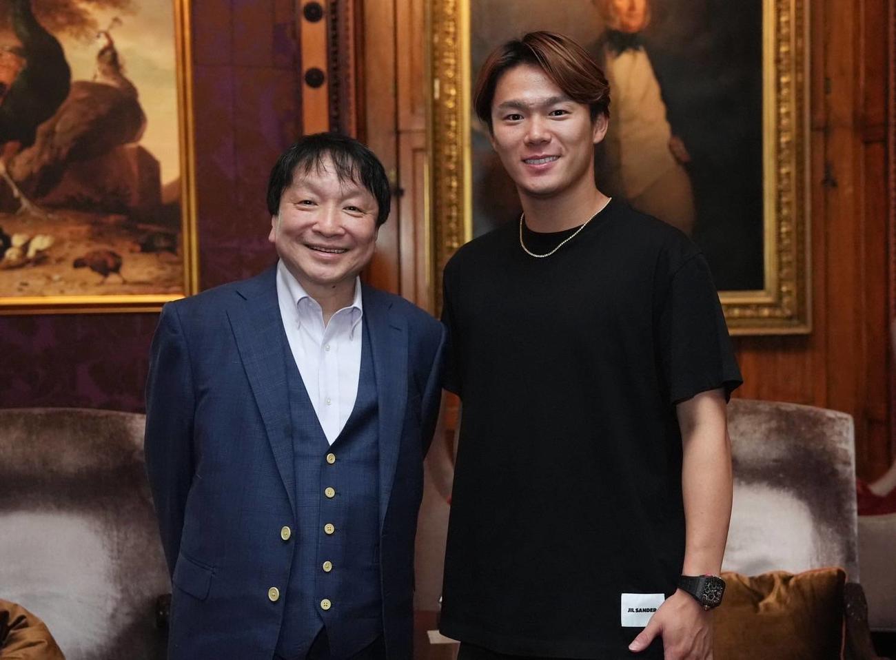 ドジャース山本由伸投手（右）とニューヨークで対面した大橋ジムの大橋秀行会長（大橋ジム提供）