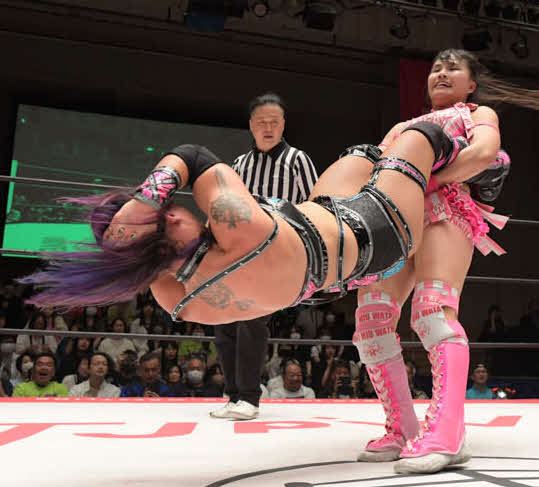 東京女子プロレス　バートビクセンにジャイアントスイングを決める渡辺未詩（東京女子プロレス提供）
