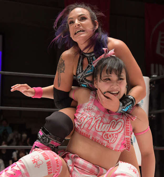 東京女子プロレス　バートビクセンの攻撃に苦しむ渡辺未詩（東京女子プロレス提供）