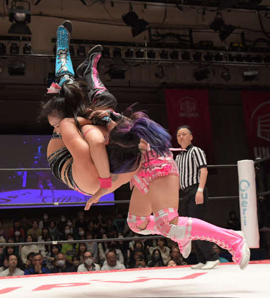 東京女子プロレス　バートビクセンを抱え上げ、リングにたたき落とす渡辺未詩（東京女子プロレス提供）