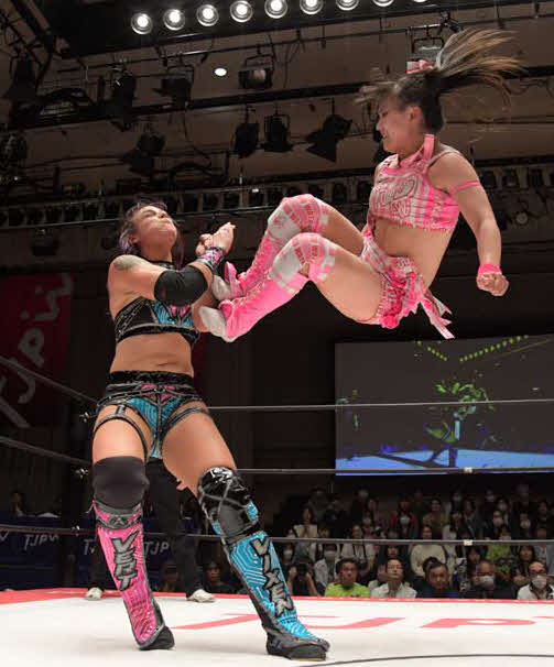 東京女子プロレス　バートビクセンにドロップキックを浴びせる渡辺未詩（東京女子プロレス提供）