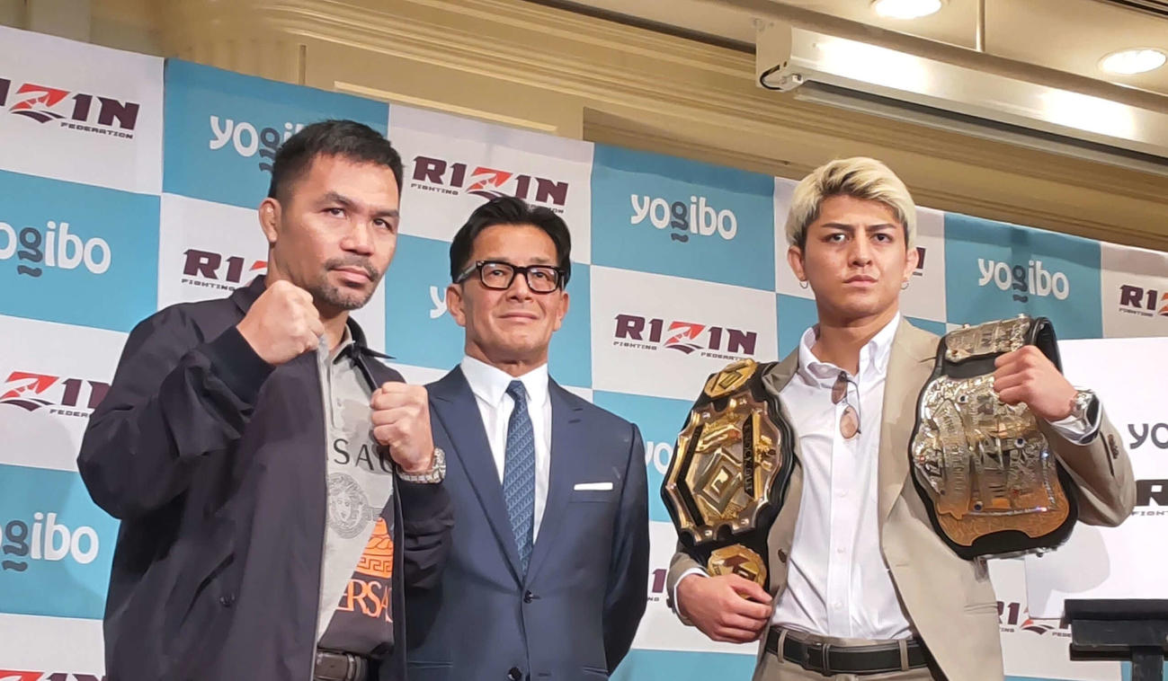 RIZIN榊原信行CEO（中央）は会見で、なぜ鈴木千裕（右）をパッキャオの対戦相手に選んだのか説明した
