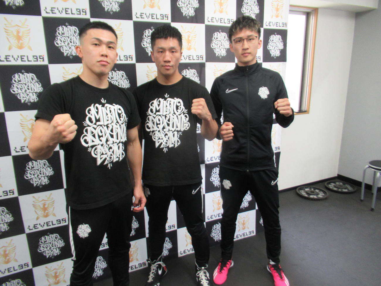 左からデカナルド、山崎、韓亮昊（撮影・実藤健一）