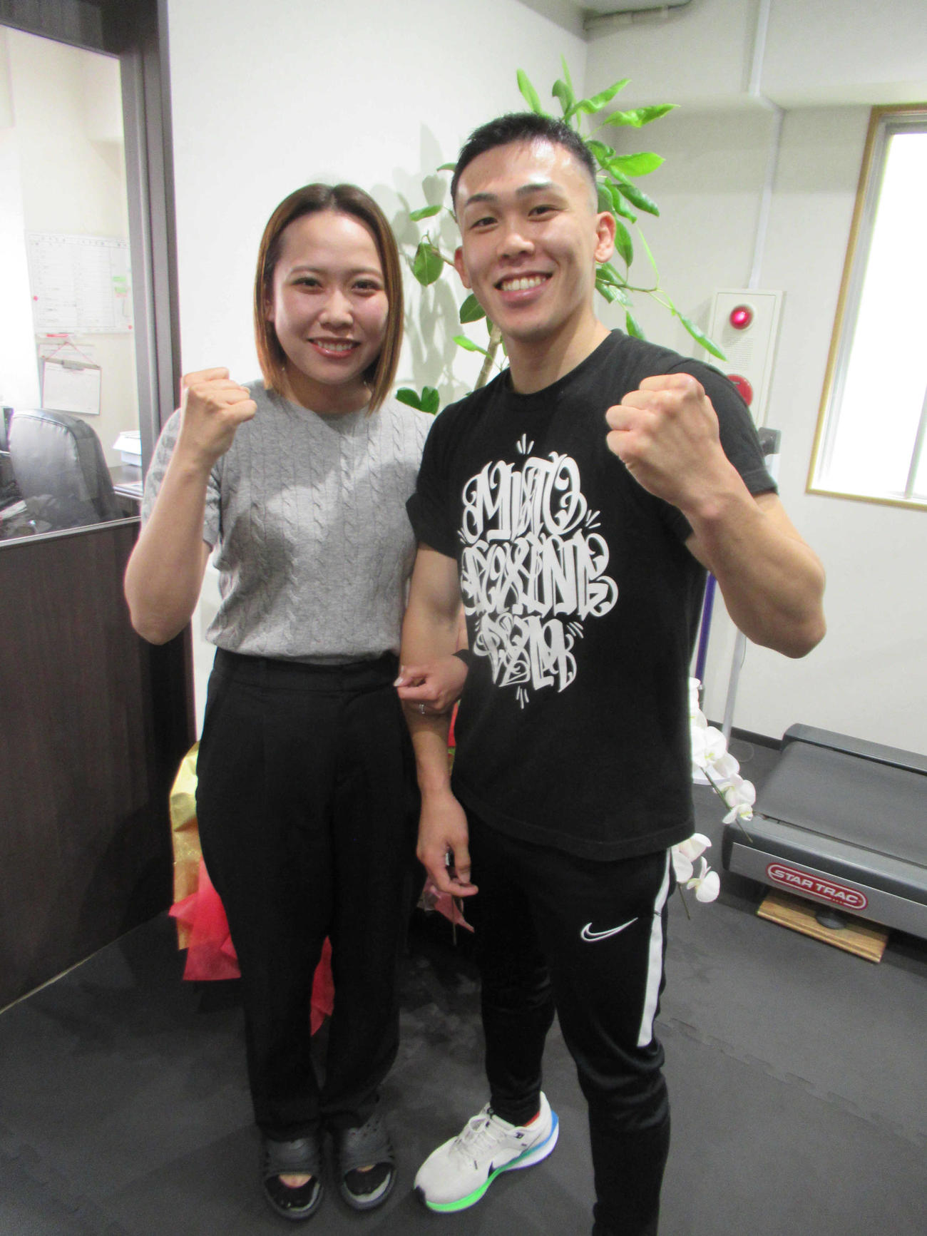 結婚したデカナルド闘凜生（右）と妻の綾葉さん（撮影・実藤健一）