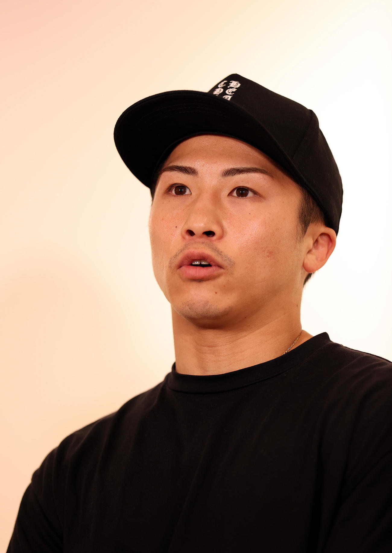 米国から帰国し、報道陣の取材を受ける井上（撮影・大野祥一）