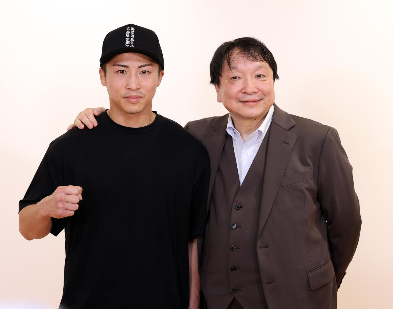 米国から帰国し、報道陣の取材を受けた井上（左）と大橋会長（撮影・大野祥一）