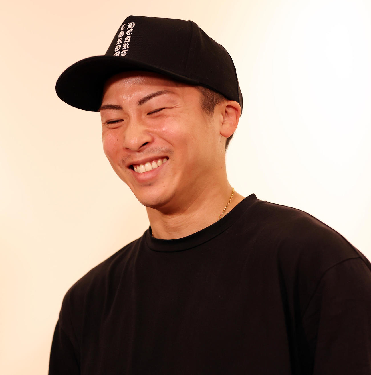笑顔で取材を受ける井上（撮影・大野祥一）