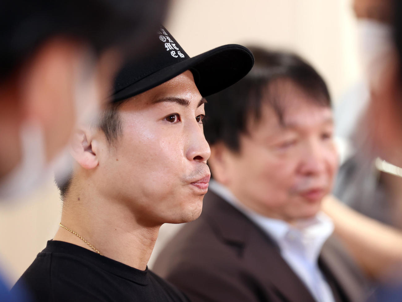 米国から帰国し、報道陣の取材を受ける井上（左手前）。右奥は大橋会長（撮影・大野祥一）