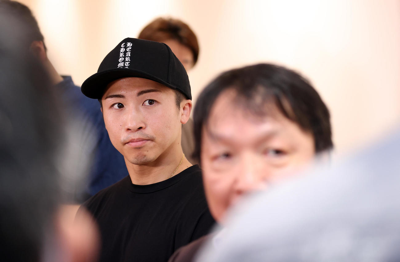 米国から帰国し、報道陣の取材を受ける井上（左奥）。右手前は大橋会長（撮影・大野祥一）