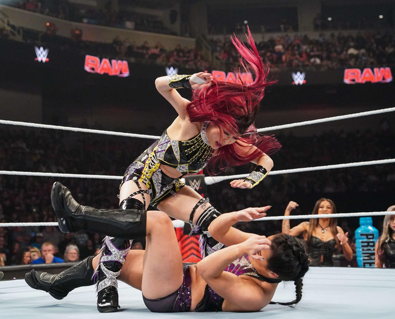 ライラ・バルキュリア（下）と攻め込むイヨ・スカイ（C）WWE
