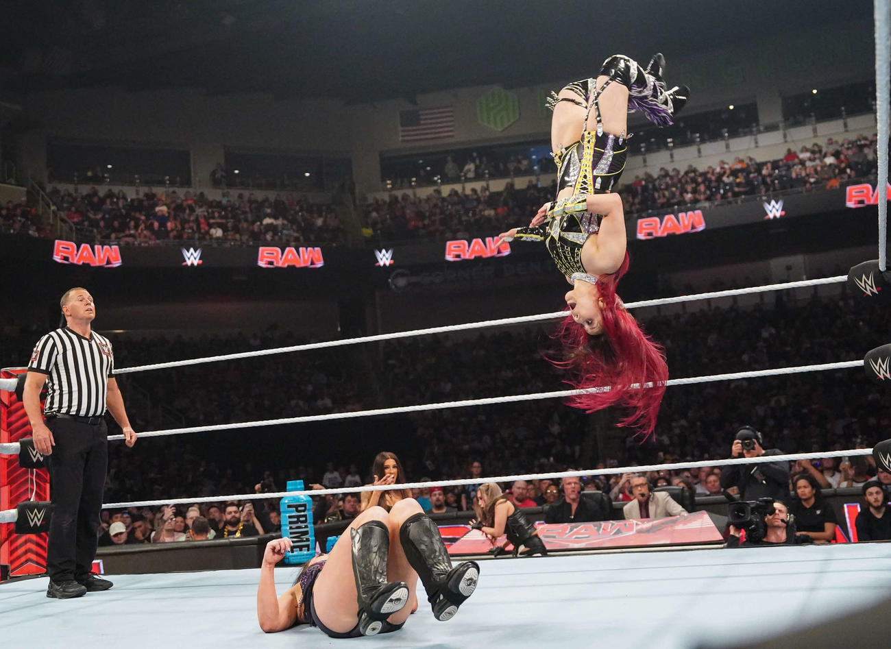 ライラ・バルキュリア（中央下）に月面水爆を狙うイヨ・スカイ（右）（C）WWE