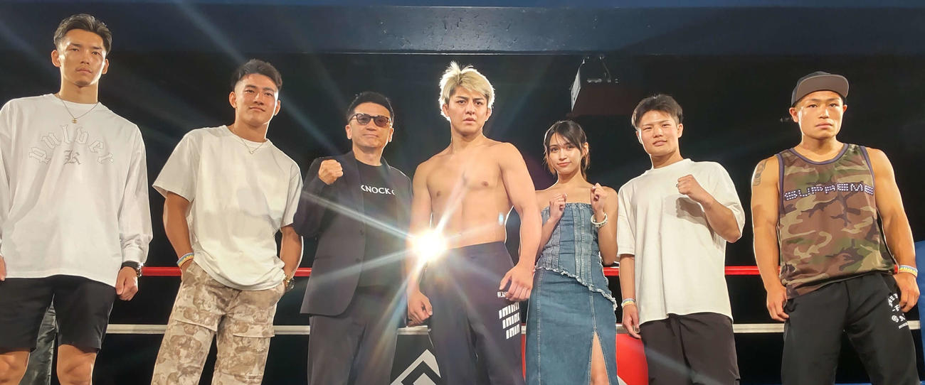 公開練習に参加した（左から）バズーカ巧樹、龍聖、山口元気代表、鈴木千裕、アンジーひより、山田彪太朗、、中島玲