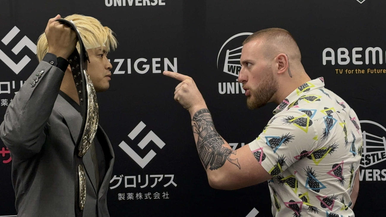 GHCヘビー級王者・清宮海斗（左）と挑戦者ゲイブ・キッドは調印式でにらみ合った　（C）プロレスリング・ノア