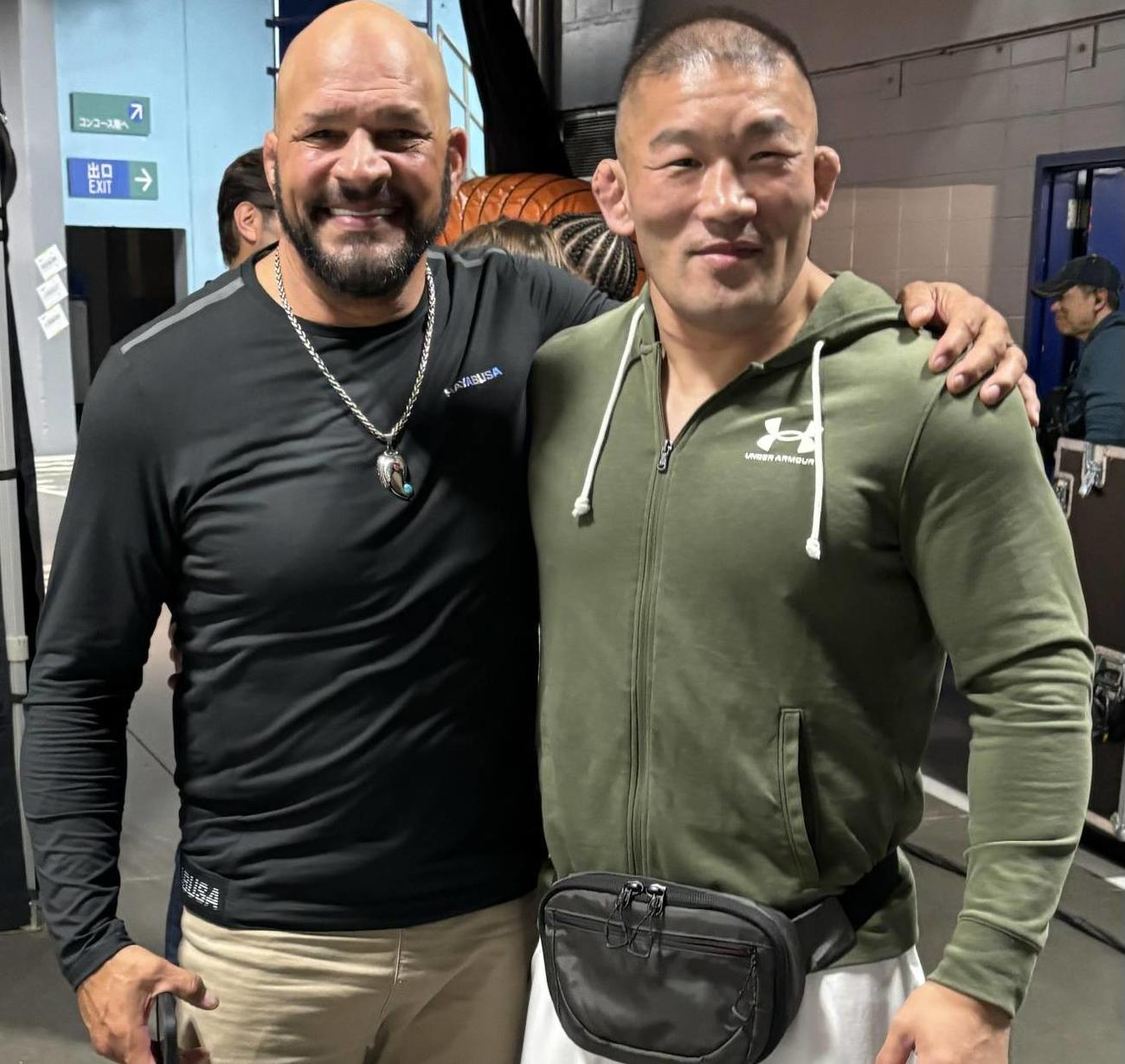 総合格闘技のレジェンド、マーク・ケアー氏（左）と映画撮影現場で対面した石井慧（石井本人提供写真）