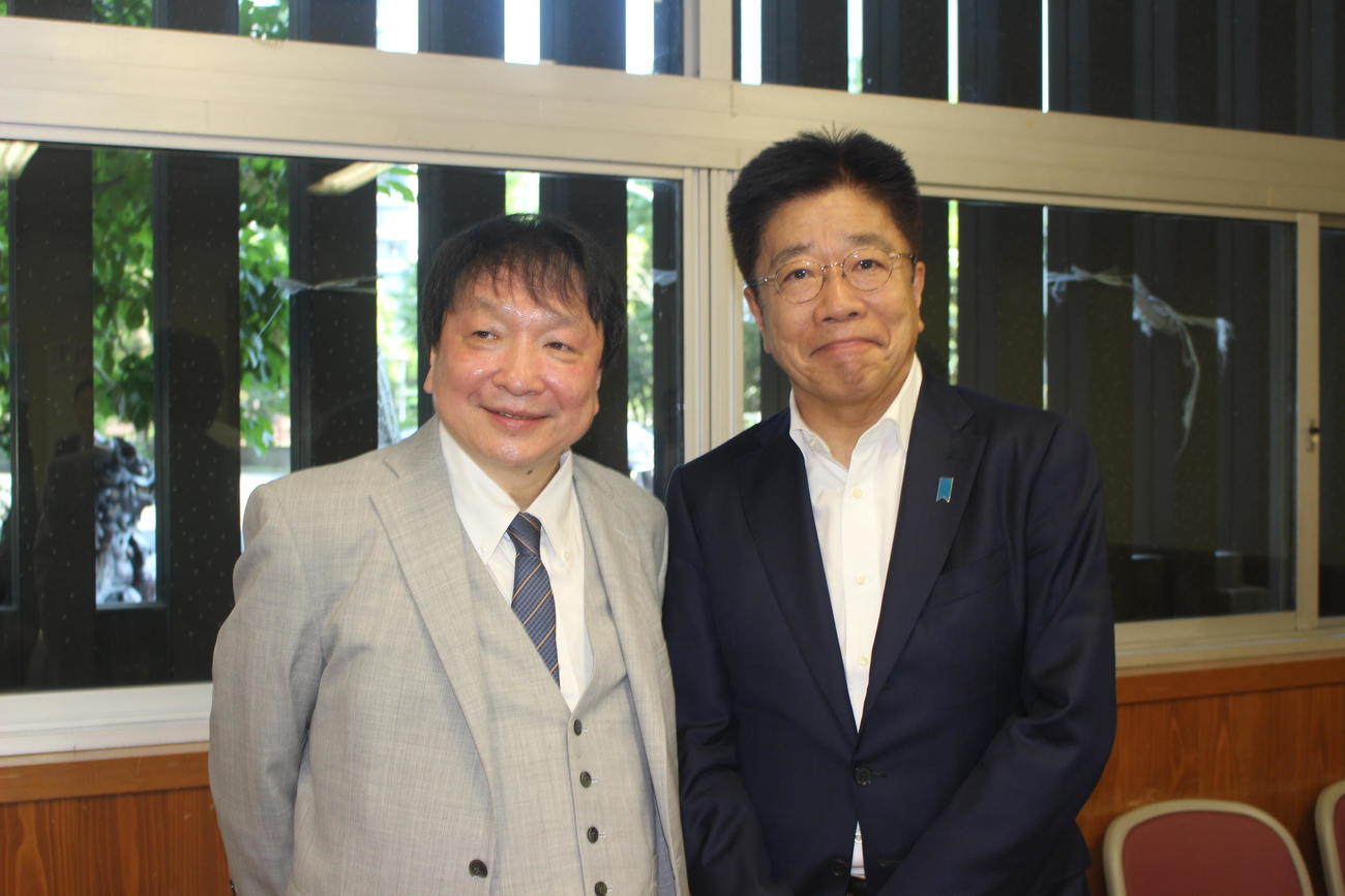 大橋ジムの大橋秀行会長（左）と「プロボクシングの発展を応援する国会議員の会」の加藤勝信会長（撮影・首藤正徳）