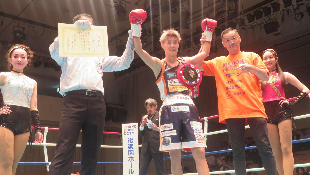 プロ転向2戦目で東洋太平洋女子ミニマム級王座を獲得した世界選手権銅メダリストの和田まどか（中央）