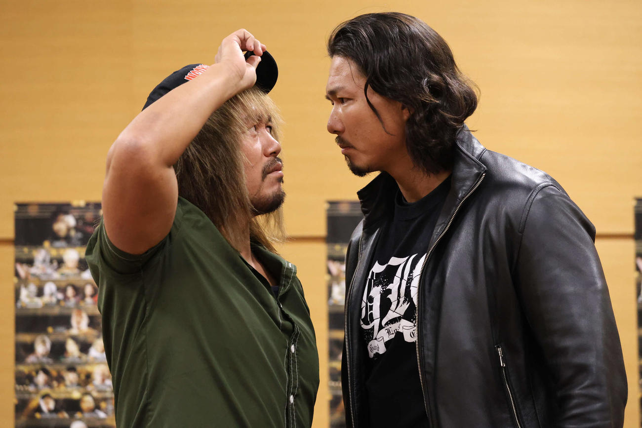 ALL TOGETHERでのシングル対決を前に、にらみ合う内藤哲也（左）とジェイク・リー（写真提供・新日本プロレス）