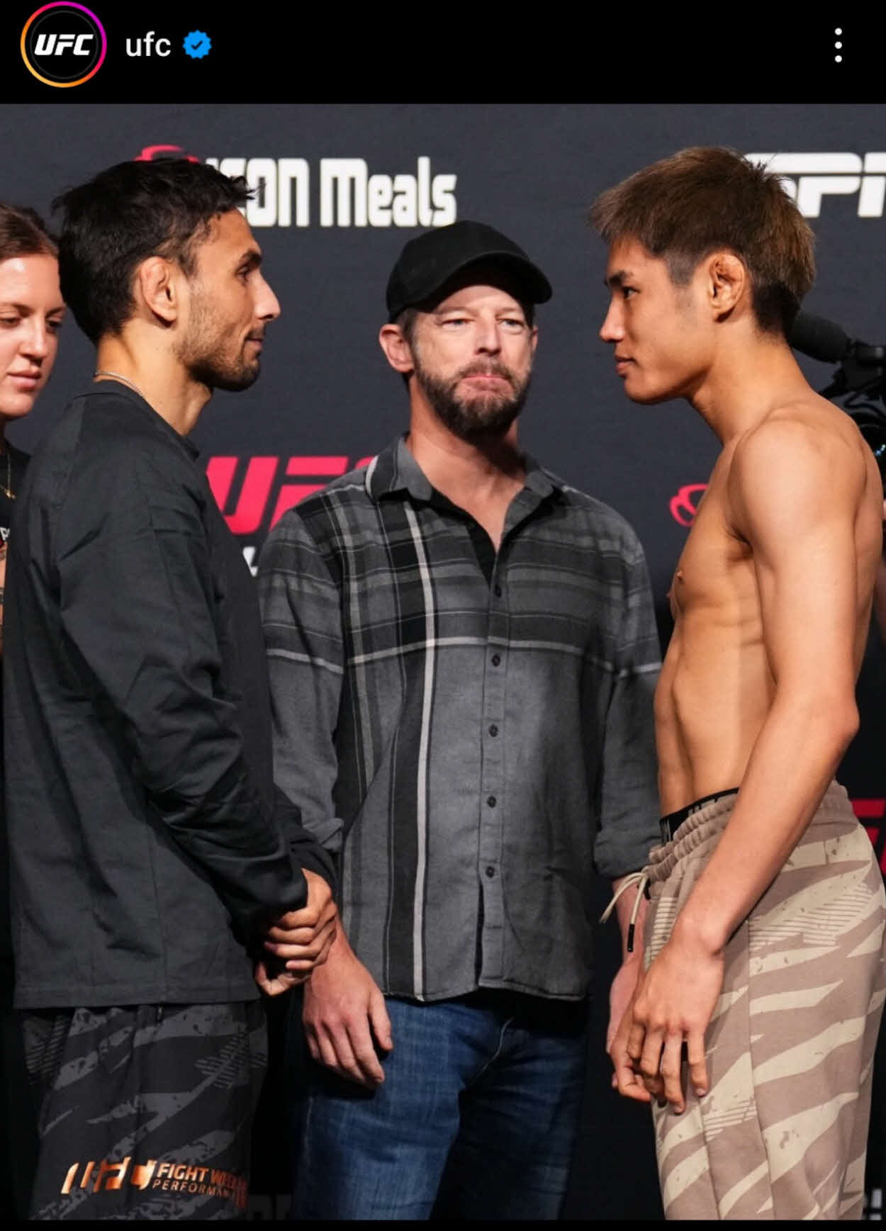 UFCフライ級5位アレックス・ペレス（左端）とフェースオフする同級13位平良達郎（右端）（UFC公式インスタグラムから）