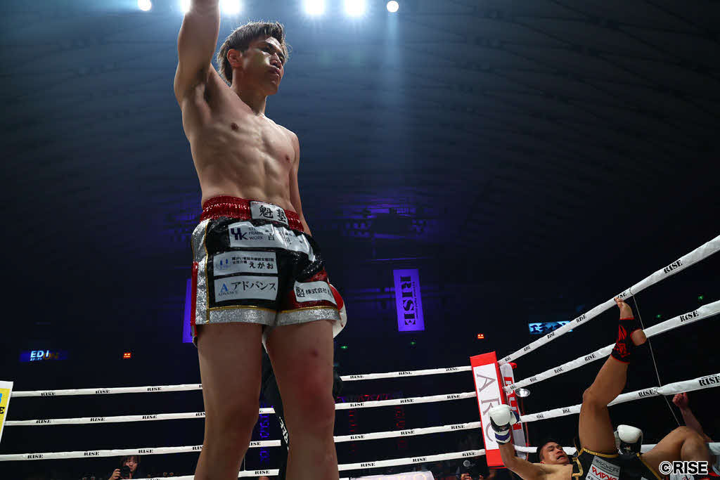 シンパヤックからダウンを奪った憂也　（C）RISE