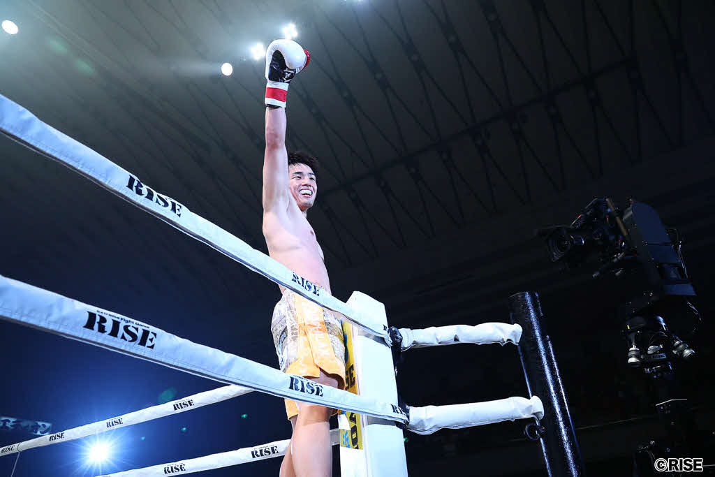 35秒でKO勝ちし、会心の笑みを浮かべる田丸辰　（C）RISE
