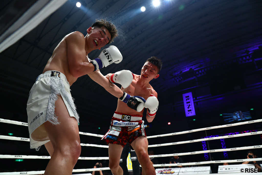 政所に強烈な右パンチを浴びせる大崎一　（C）RISE