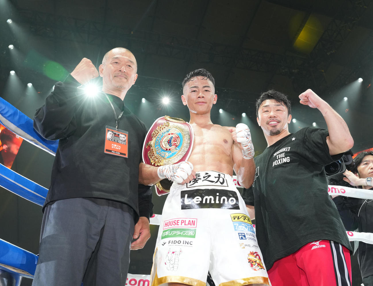 5月6日、12回判定で新王者となり、古川会長（左）、八重樫トレーナー（右）と写真に納まる武居