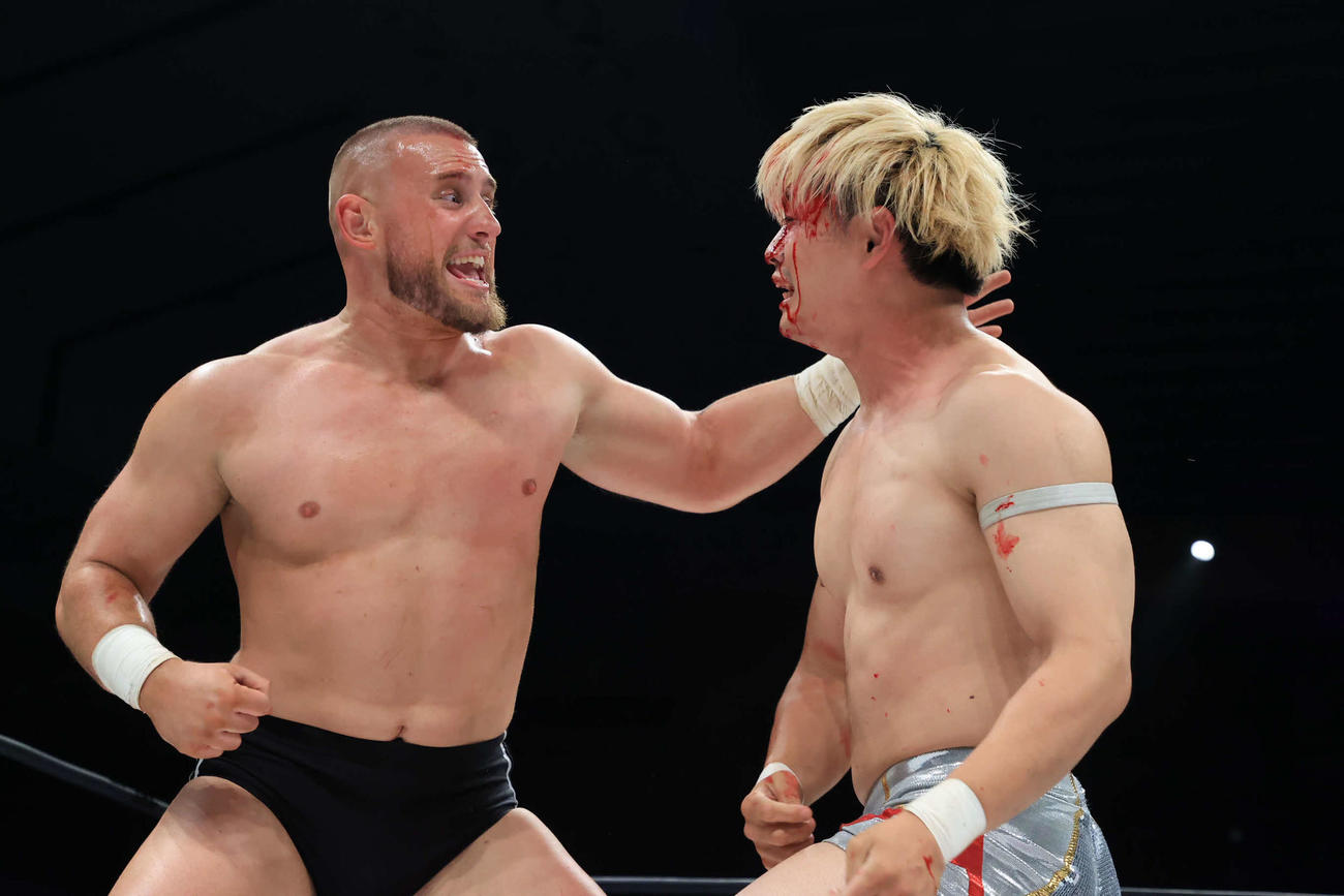 清宮海斗（右）はゲイブ・キッドにまた流血させられた（写真提供・新日本プロレス）