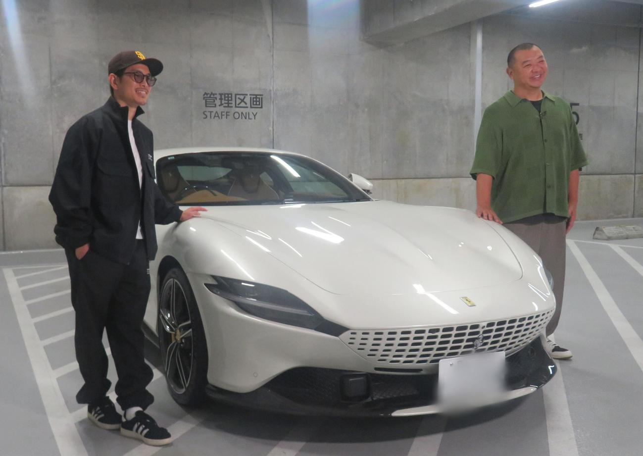 購入したばかりの新車フェラーリ・ローマをTKO木下（右）に披露したWBA世界スーパーフライ級王者井岡一翔(2024年5月撮影)