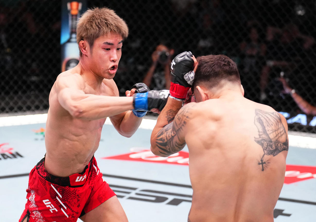 UFCフライ級5位アレックス・ペレス（右）と打撃戦を繰り広げる同級13位平良（C）Zuffa LLC／UFC