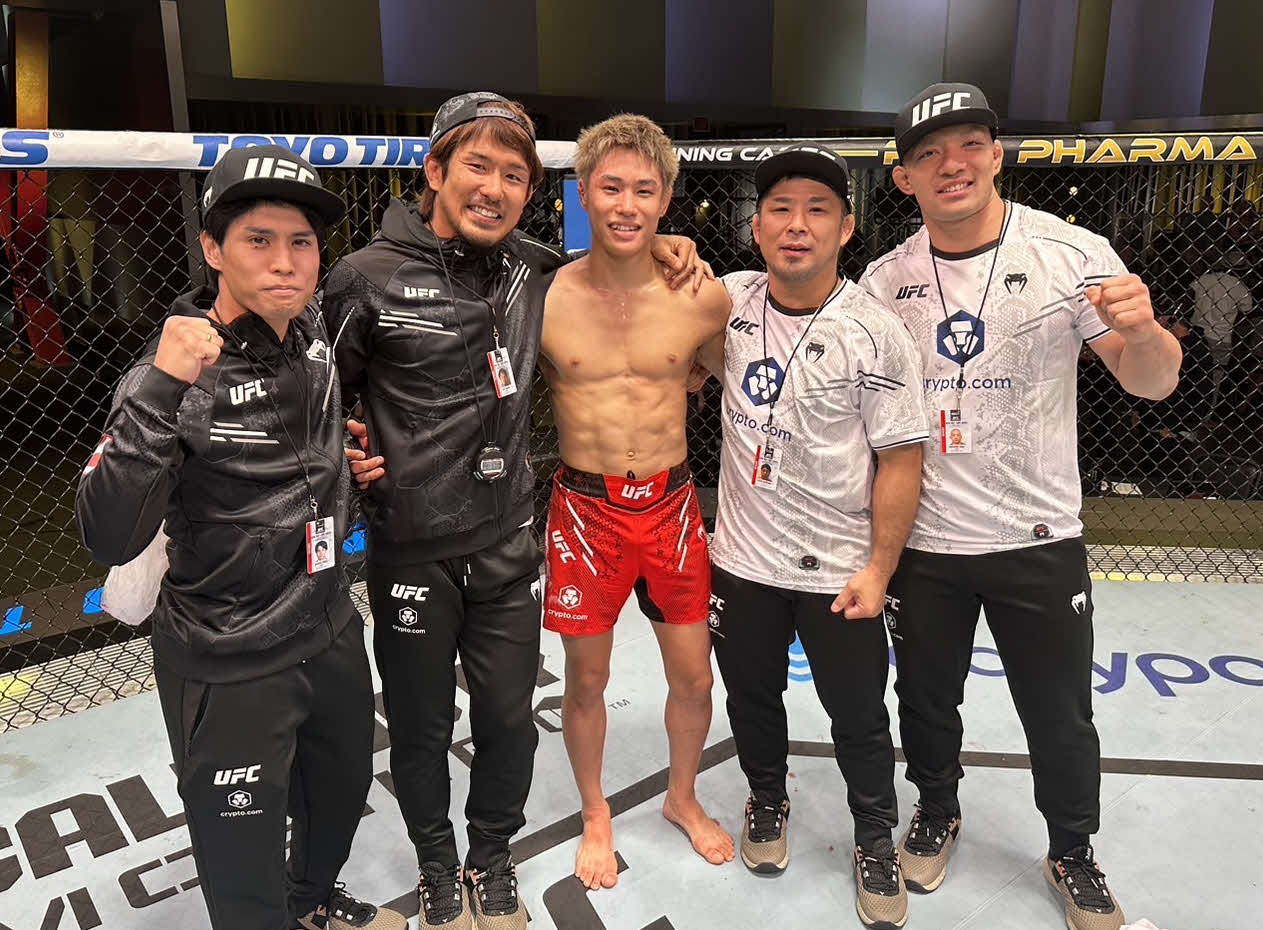 ランカー対決を制し、セコンドら陣営と勝利を喜ぶUFCフライ級13位平良（中央）（セカンドキャリア提供）