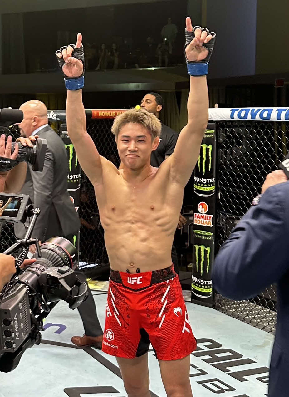 アレックス・ペレスに2回TKO勝利し、両手を挙げるUFCフライ級13位平良（セカンドキャリア提供）