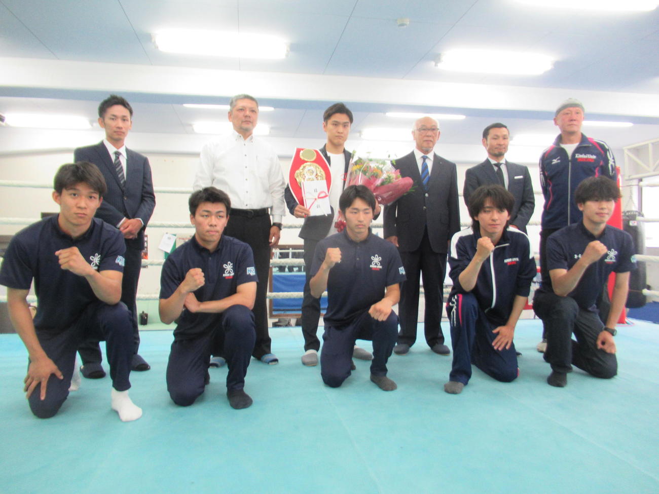 母校の近大を訪れた世界王者の西田（後列中央）前列の現役選手と記念撮影（撮影・実藤健一）