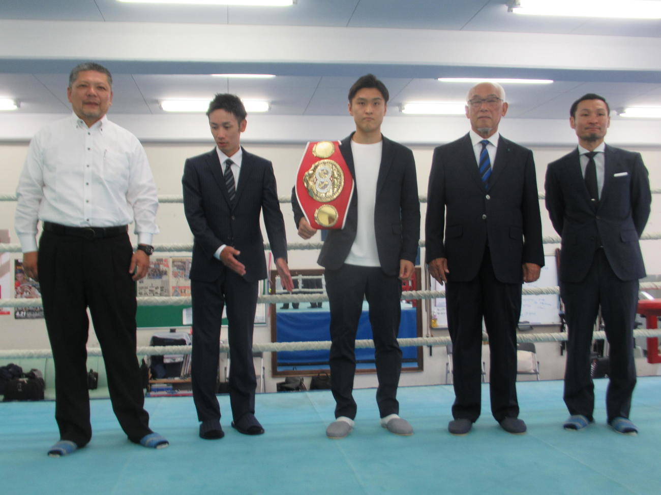 母校の近大を訪れた世界王者の西田（中央）。左から枝川会長、武市トレーナー（1人おいて）中島スポーツ担当理事、名城ボクシング部監督（撮影・実藤健一）