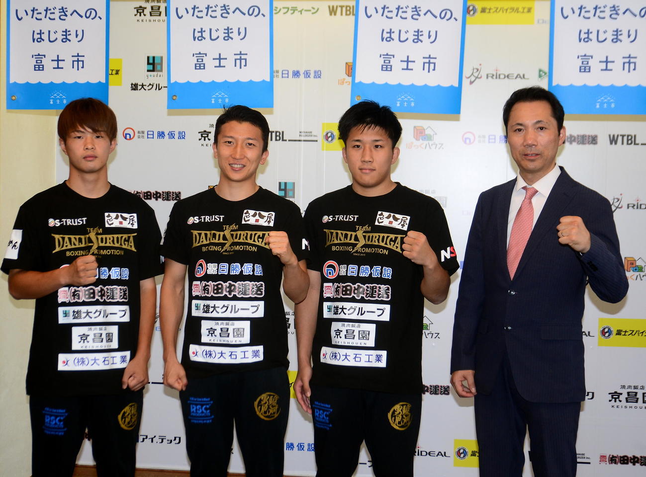 会見に出席した右から前島会長、大畑、植松卓、植松風
