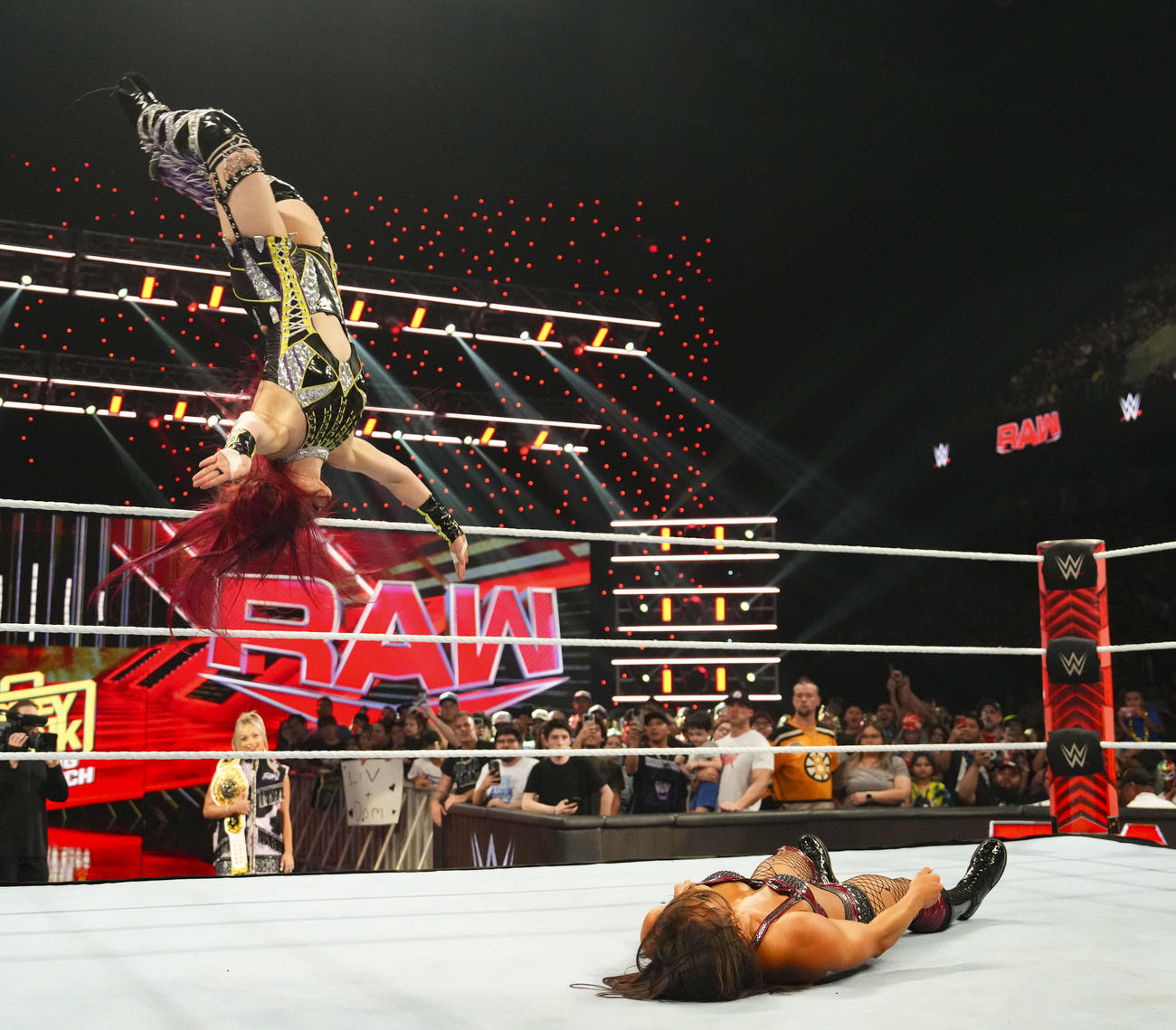 キアナ・ジェームス（右下）にムーンサルトを仕掛けたイヨ・スカイ（C）WWE