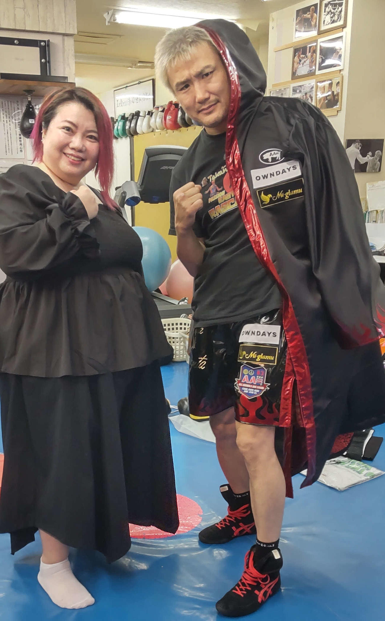 「ろーたす工房」代表・デザイナー谷和美さん（左）製作のオリジナルガウン＆トランクスを着用し、士気を高めていた五味隆典