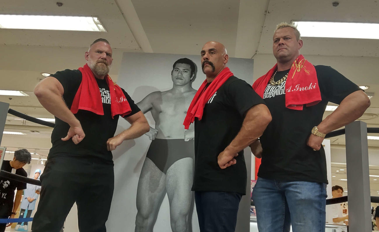 猪木氏の写真の前で同じポーズを取る（左から）ジョシュ・バーネット、エリック・ハマー、デイビーボーイ・スミスJr．